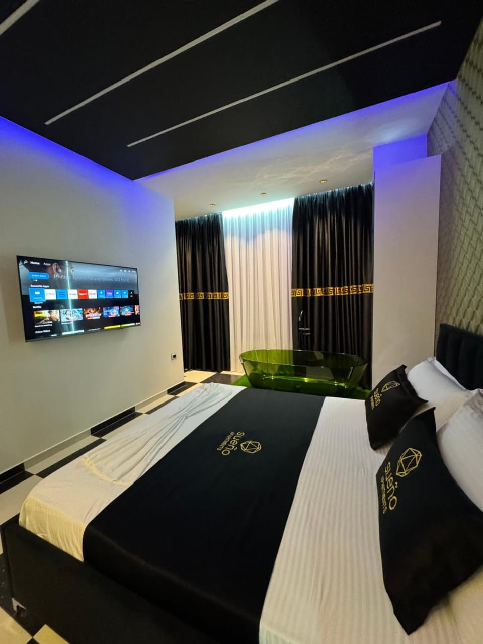 Bed, TV and multimedia, Photo of the whole room, Bedroom