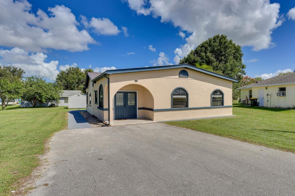 Walk to Lake Placid: Family Home w/ BBQ & Bar Area House in Florida