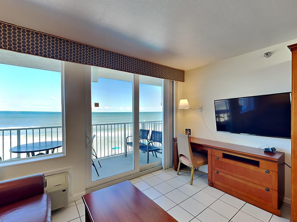 Day, TV and multimedia, View (from property/room), Balcony/Terrace, Living room, Seating area, Beach, Sea view, furniture