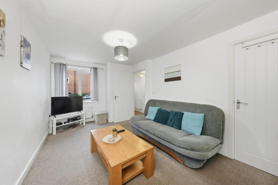 Lisa's 2 bedroom house near Coventry Apartment in Coventry