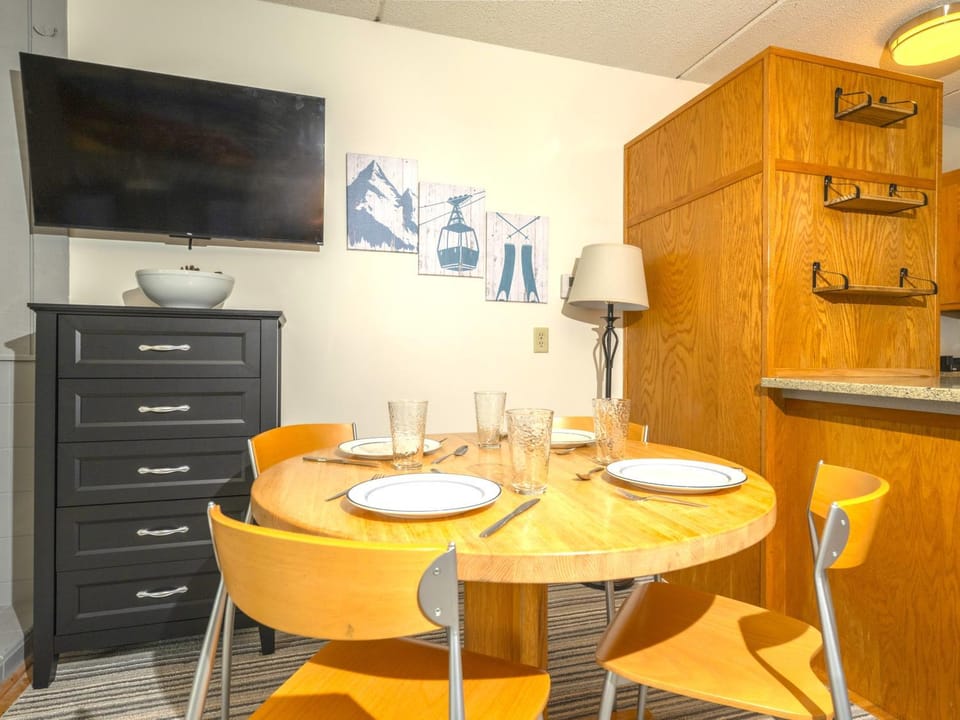 Kitchen or kitchenette, Dining area