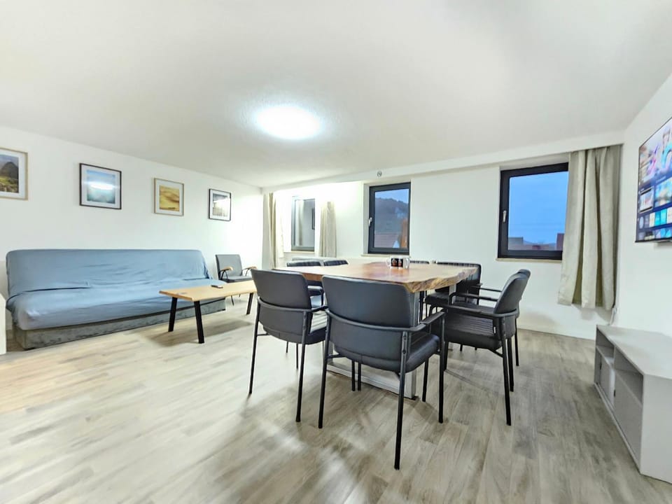 TV and multimedia, Living room, Seating area, Dining area