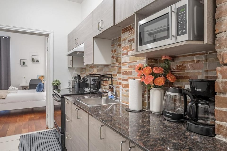 Coffee/tea facilities, Kitchen or kitchenette, Bedroom, oven, stove, toaster