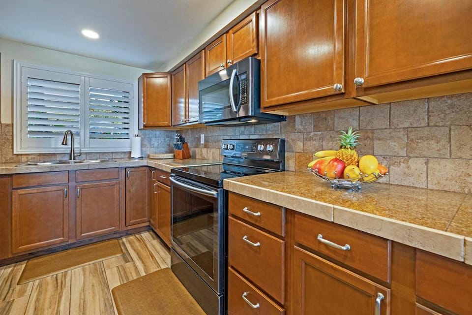Kitchen or kitchenette, oven, stove