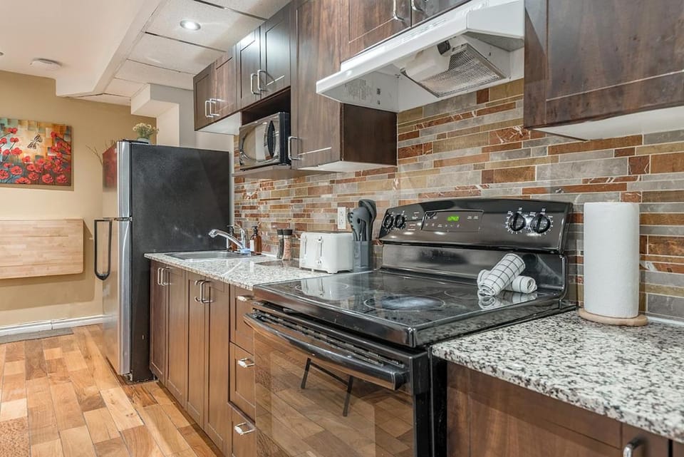 Coffee/tea facilities, Kitchen or kitchenette, oven, stove, toaster