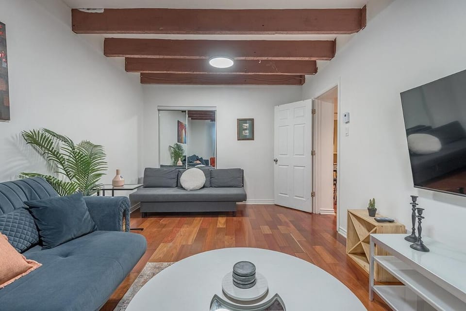 Communal lounge/ TV room, TV and multimedia, Living room, Seating area, Evening entertainment