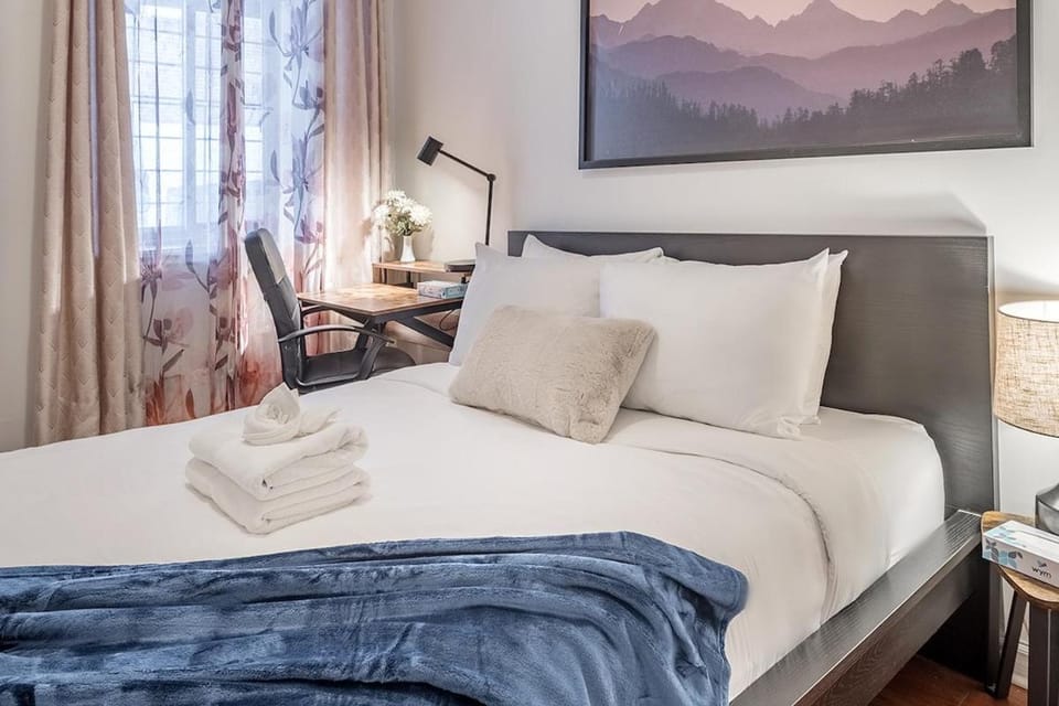 Bed, Photo of the whole room, Bedroom, towels