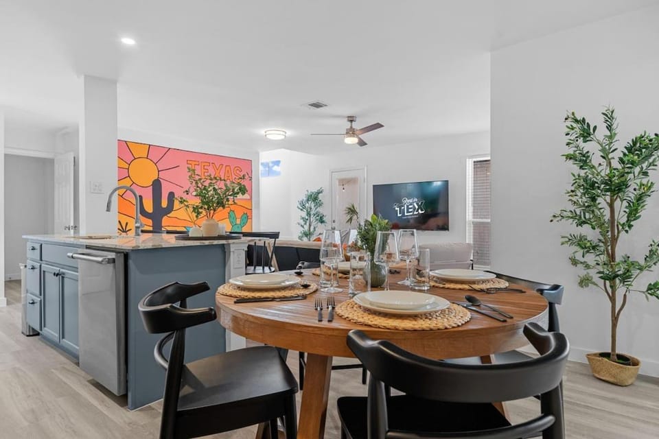 Sleeps 8 Modern 3BR Leander Coffee Bar & Yard Apartment in Leander