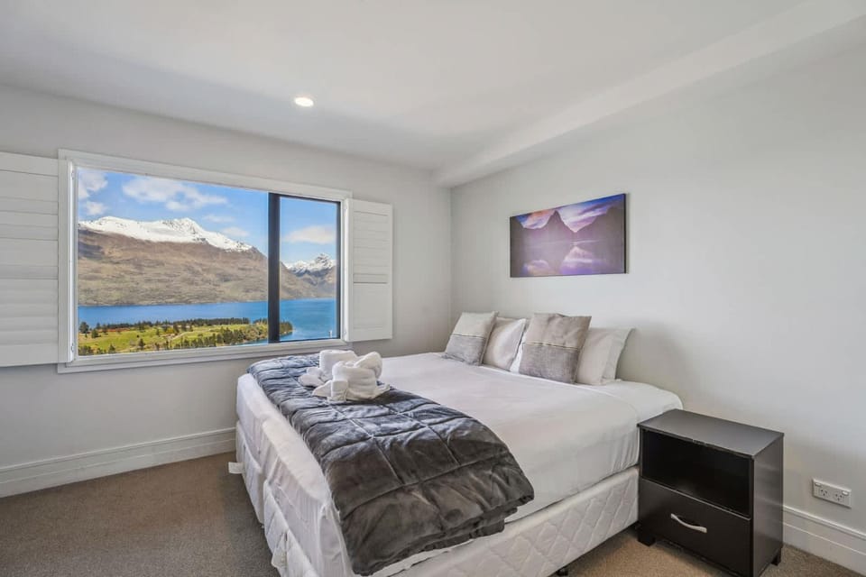 Outlook Oasis Uninterrupted Lake Views Apartment in Queenstown