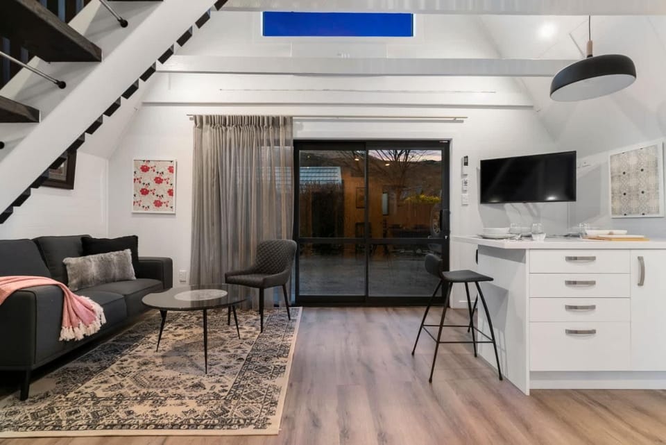 Charming A-Frame Retreat in Historic Arrowtown House in Arrowtown