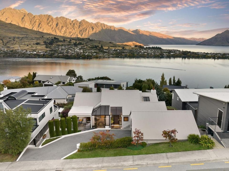 Queenstown Hill Comfort 4BR Views Fireplace House in Queenstown