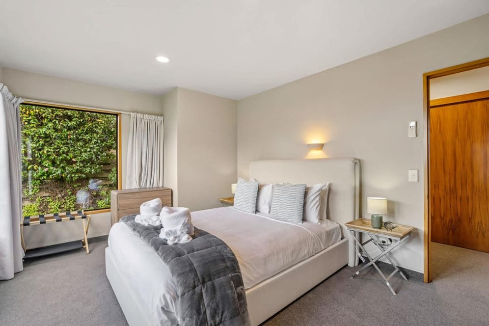 Queenstown Hill Comfort 4BR Views Fireplace House in Queenstown