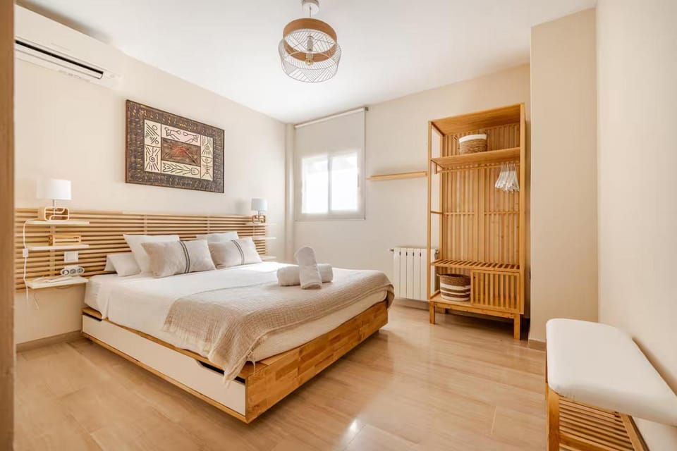 Bed, Bedroom, towels, air conditioner