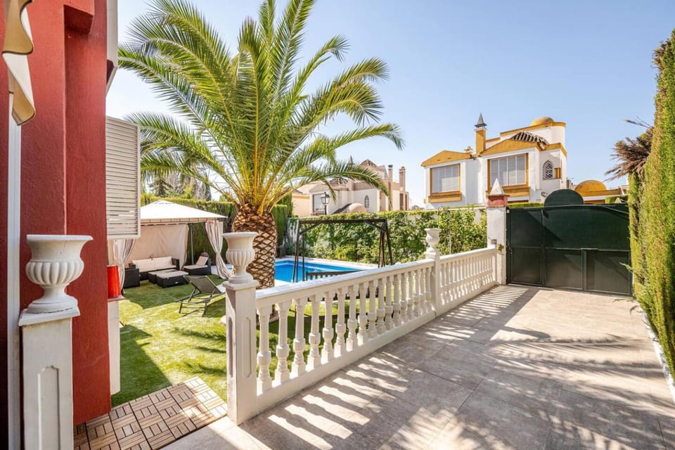 Property building, Patio, Garden, Garden view, Pool view, Swimming pool, sunbed