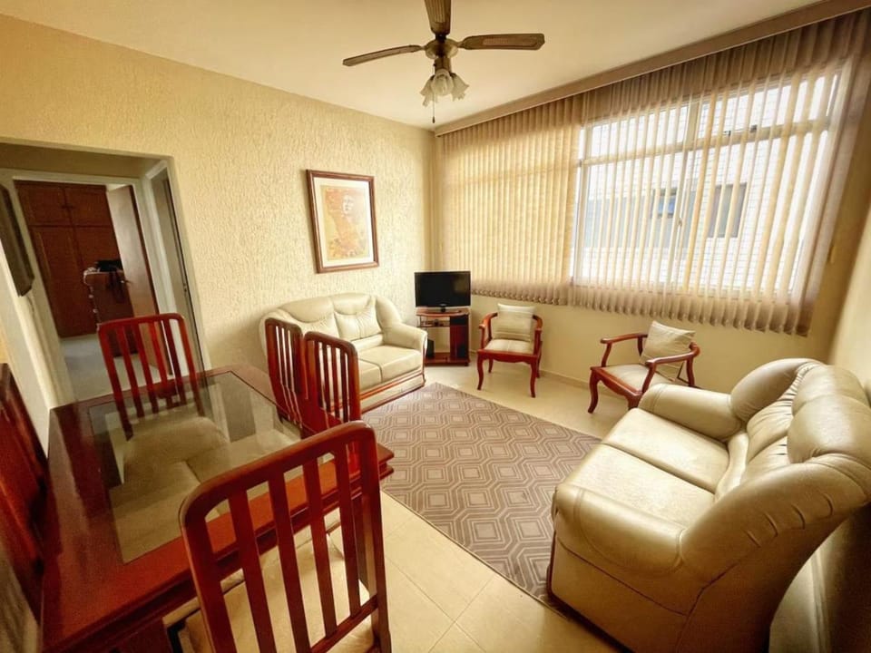 Apartamento 2 Quadras da Praia da Enseada Apartment in State of São Paulo