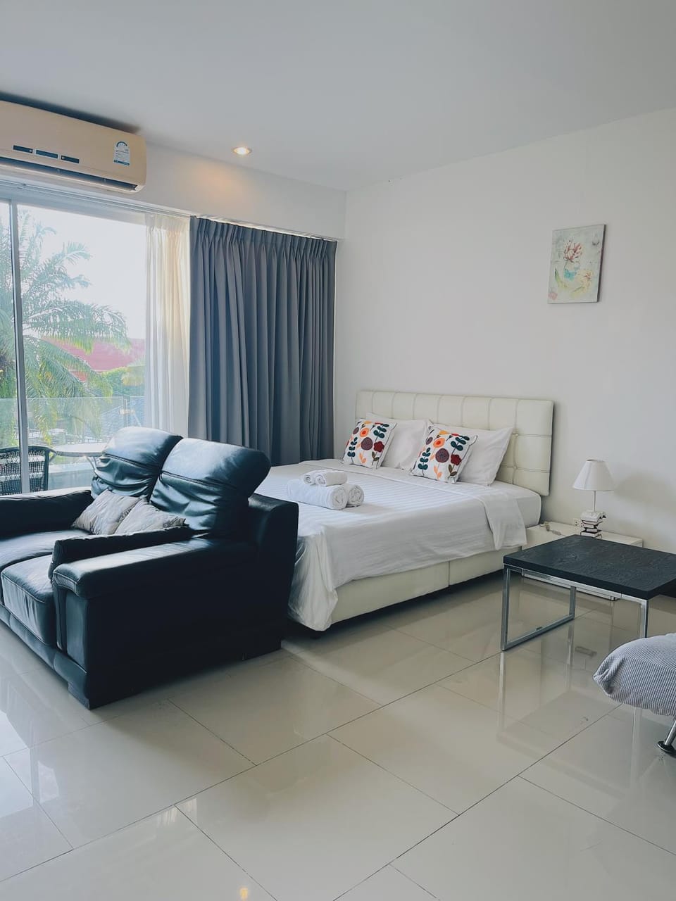 CHIC Beautiful apartment by the seaside, terrace, pool, free gym Apartment in Phuket