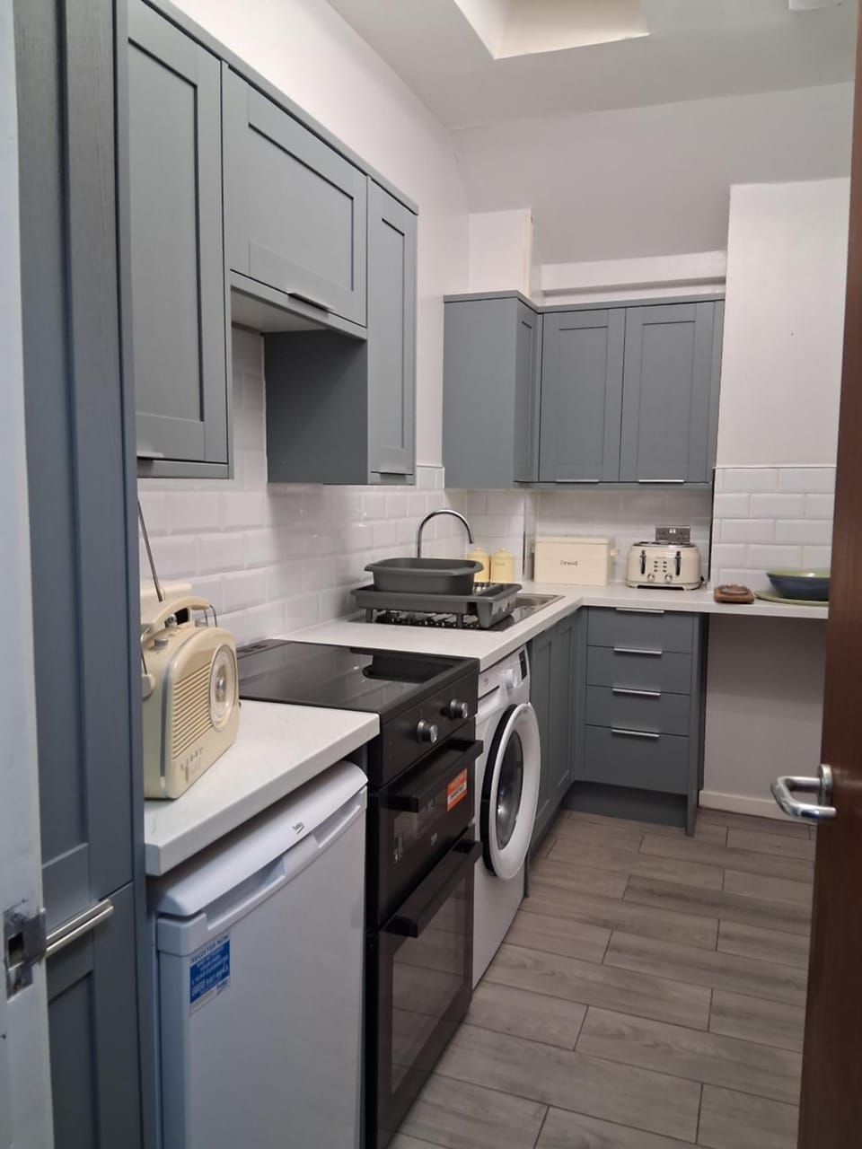 Kitchen or kitchenette, oven, stove, toaster, washing machine