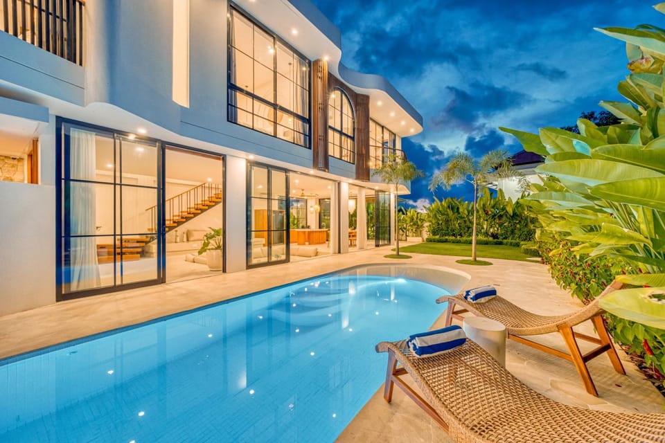 Property building, Garden, Garden view, Swimming pool, sunbed