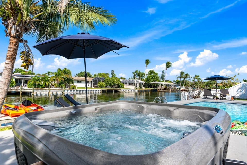 Day, Hot Tub, Hot Tub, Lake view, Pool view, Swimming pool, Swimming pool, sunbed