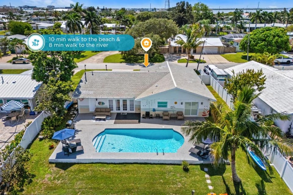 Property building, Day, Neighbourhood, Bird's eye view, Pool view, Swimming pool, Swimming pool, sunbed