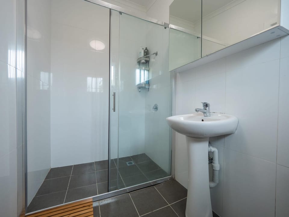 Budget Single Bed Room - External Bath & Kitchen - Good location at Kingsford House in Sydney