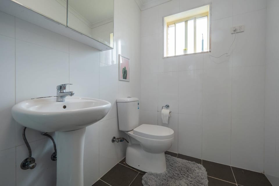 Budget Single Bed Room - External Bath & Kitchen - Good location at Kingsford House in Sydney