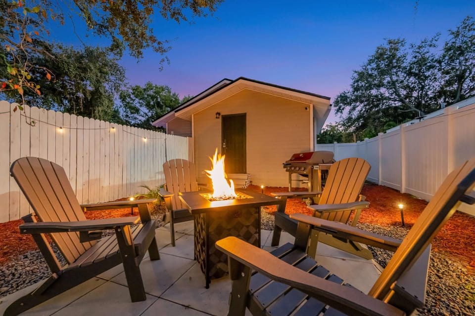 Family & Pet Friendly Getaway with Porch Fire Pit & Yard House in Tampa