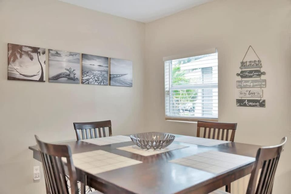 Family & Pet Friendly Getaway with Porch Fire Pit & Yard House in Tampa