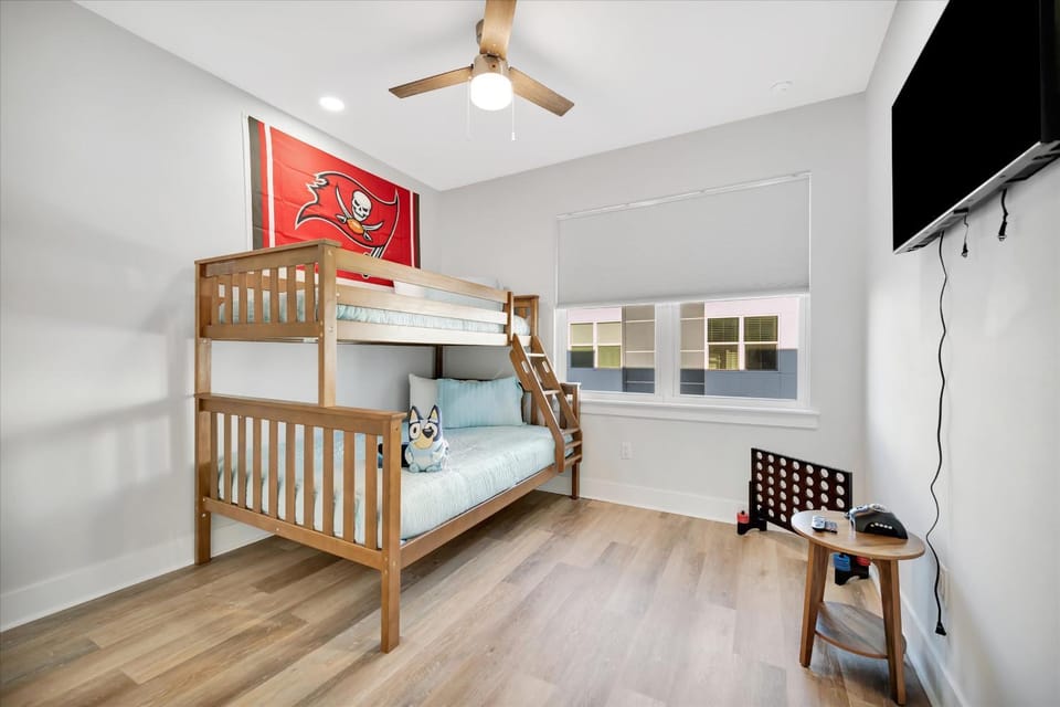 4br3ba Modern Sleeps 10 8 Minutes to Raymond James House in Tampa