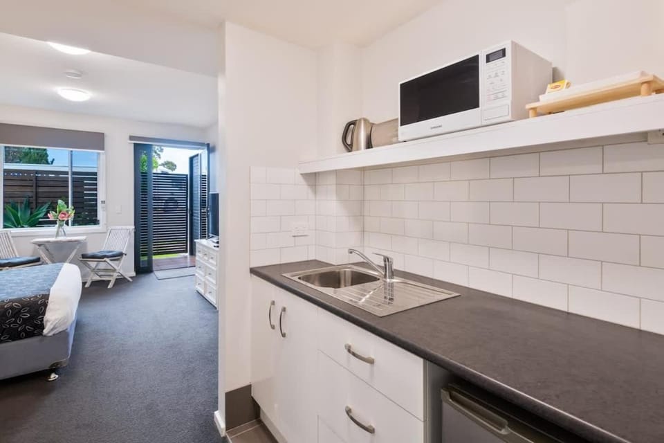 Myola - Modern Studio on Huskisson Main Street By Nautilus Apartments Jervis Bay Apartment in Huskisson