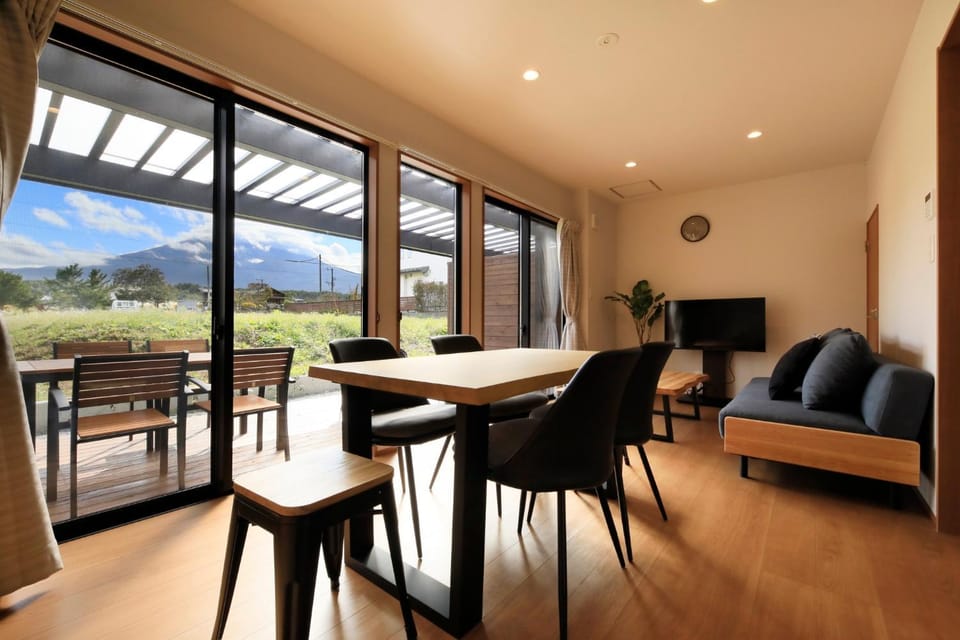 Natural landscape, Living room, Photo of the whole room, Mountain view