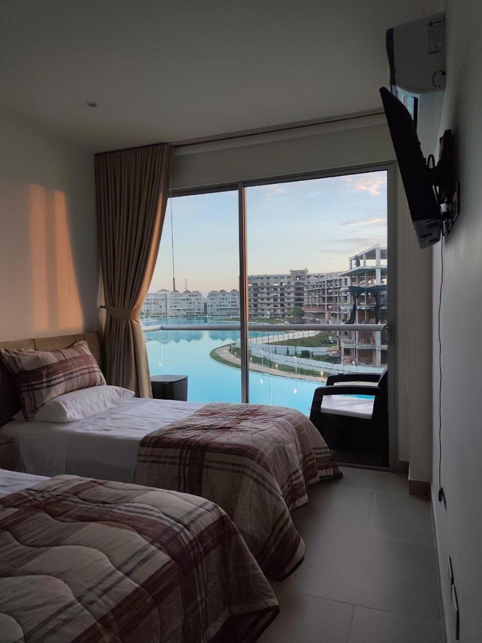 Bathroom, TV and multimedia, Balcony/Terrace, Bedroom, Lake view, group of guests, Family, internet, air conditioner