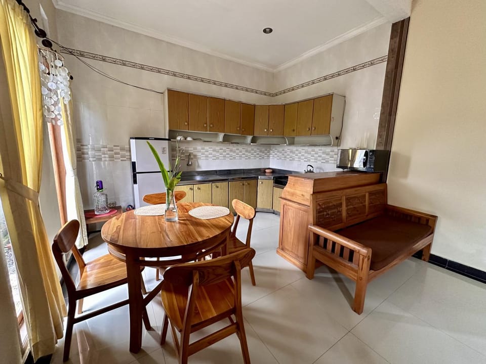 Kitchen or kitchenette, Dining area, stove