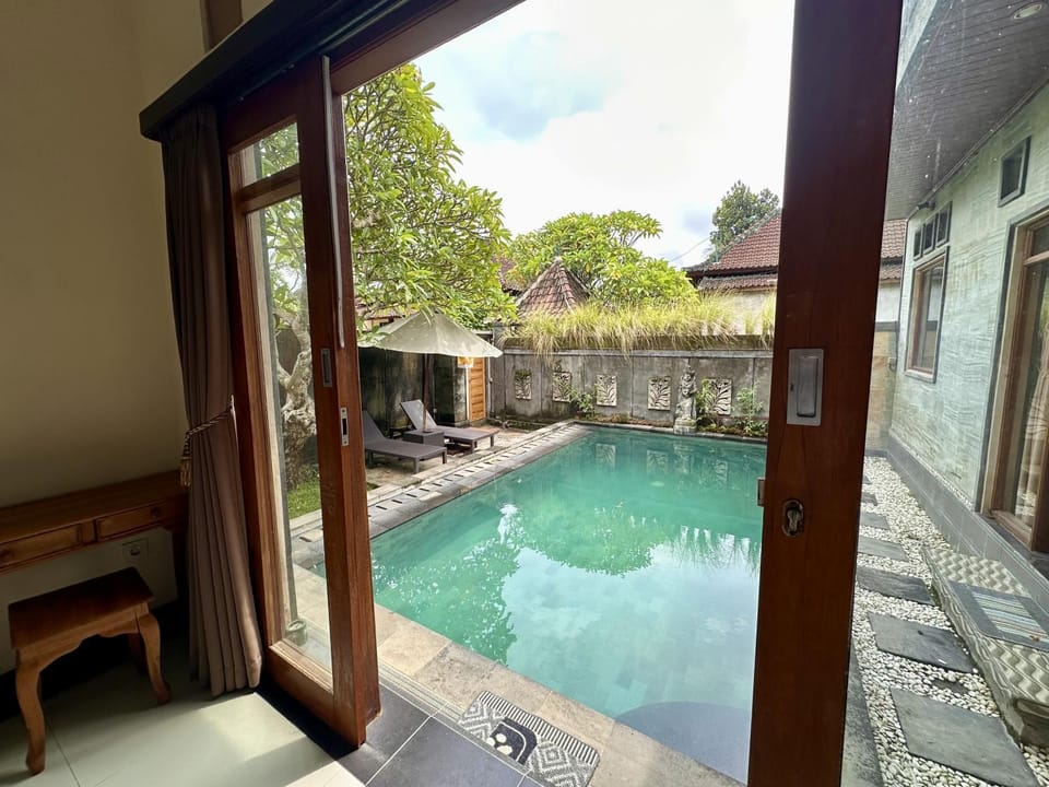 Pool view, Swimming pool, sunbed