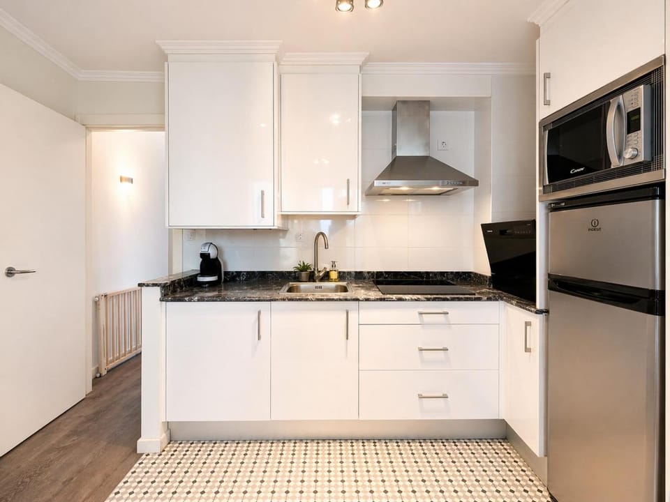 Kitchen or kitchenette, dishwasher, stove