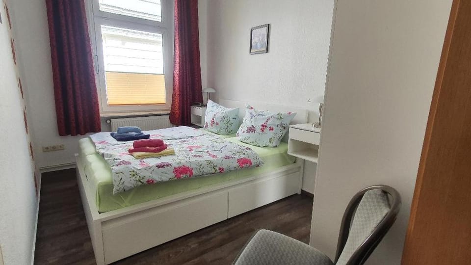Bed, Bedroom, towels