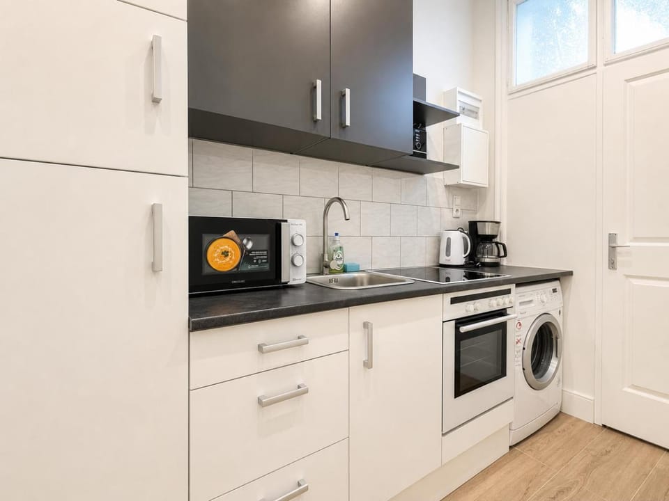 Coffee/tea facilities, Kitchen or kitchenette, oven, stove, toaster, washing machine