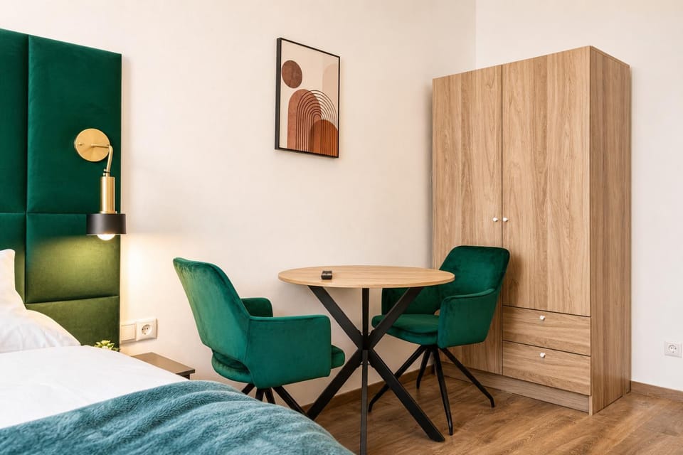 Bed, Seating area, Dining area, Bedroom, wardrobe