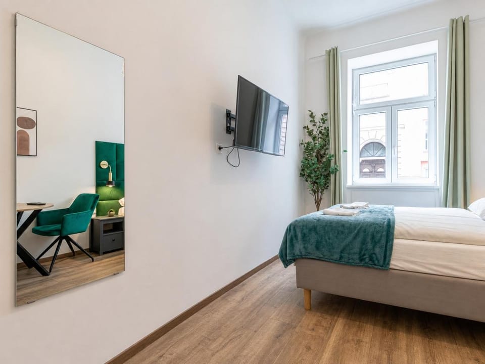 Bed, TV and multimedia, Bedroom