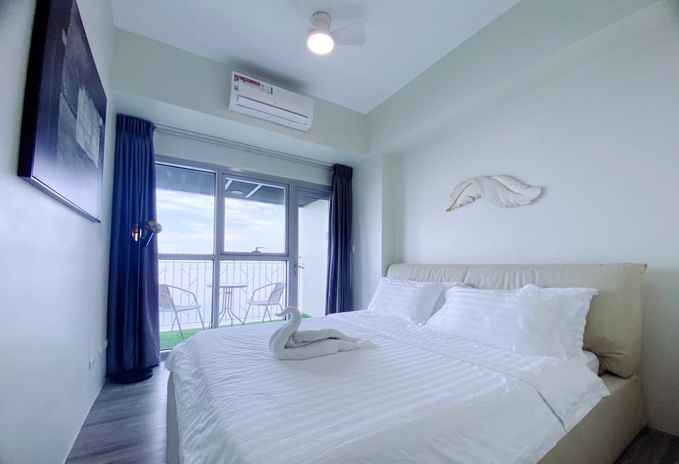 Bed, TV and multimedia, Photo of the whole room, Bedroom, towels, air conditioner