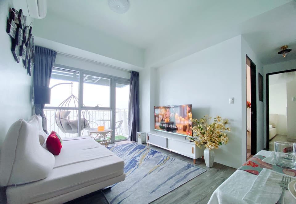 Communal lounge/ TV room, Bed, TV and multimedia, Living room, Photo of the whole room, Seating area, Evening entertainment, Bedroom