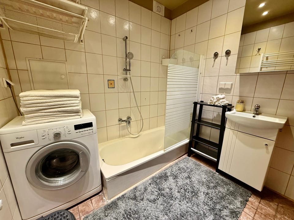 Bathroom, Bath, towels, washing machine
