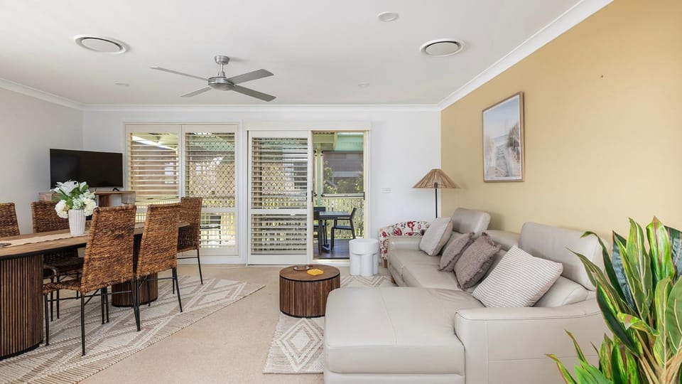 TV and multimedia, Living room, Seating area, Dining area