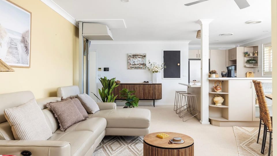 Living room, Seating area, air conditioner