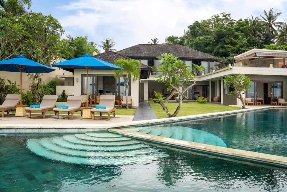 Property building, Garden view, Pool view, Swimming pool, sunbed