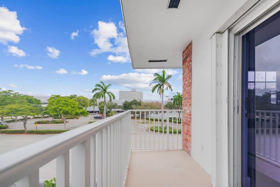 Las Olas & Beachside getaway with pool Apartment in Fort Lauderdale