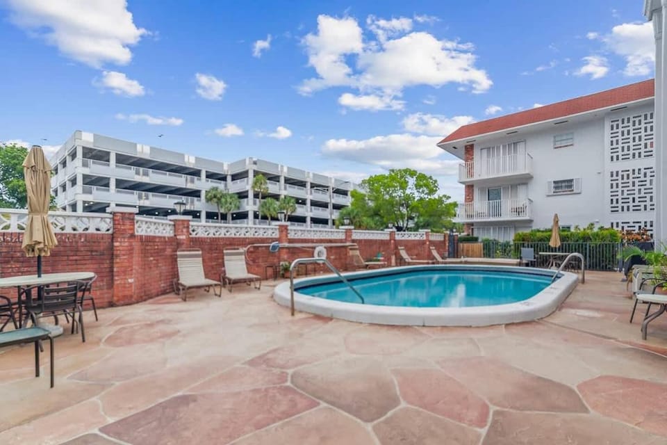 Las Olas & Beachside getaway with pool Apartment in Fort Lauderdale
