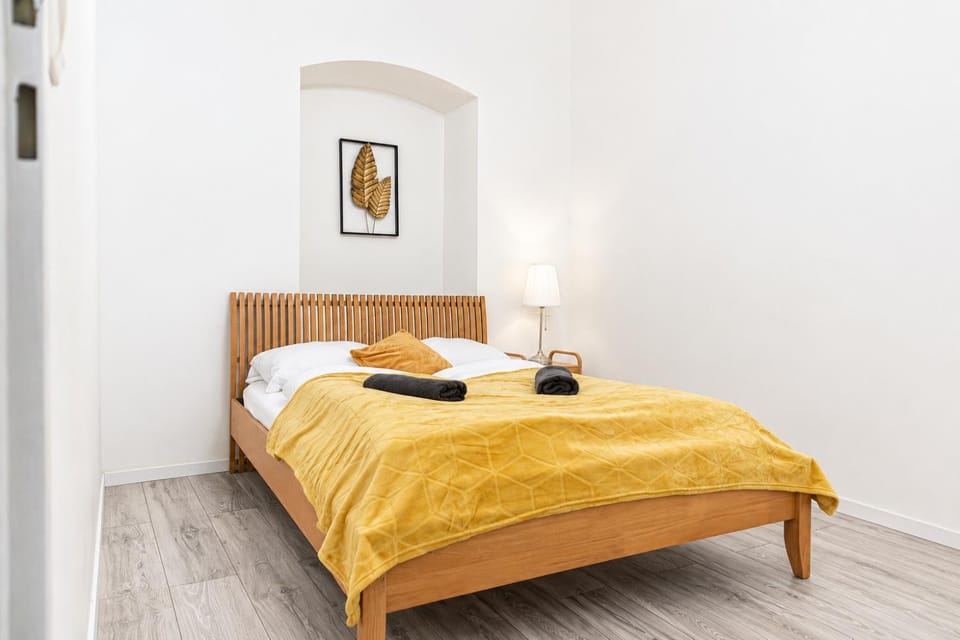 Bed, Bedroom, towels