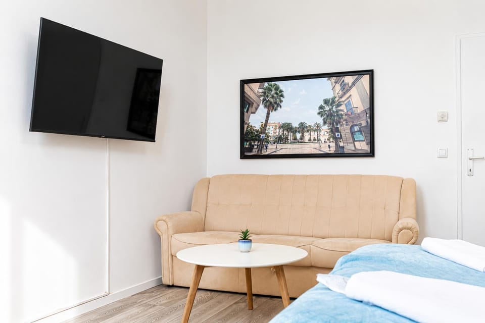 Bed, TV and multimedia, Seating area, Bedroom