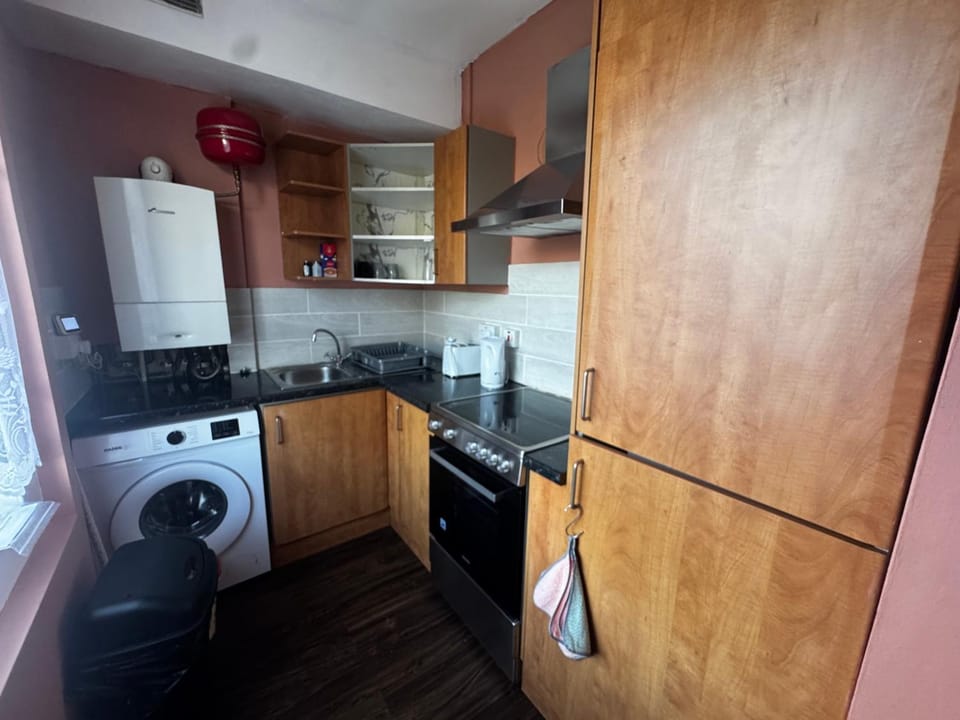 4BR Home near Airport & City Centre Free Parking Apartment in Edinburgh